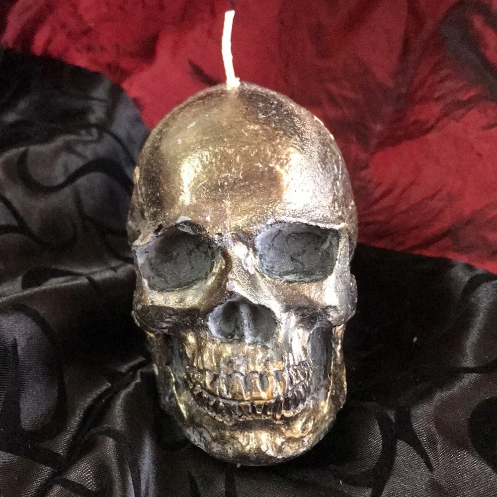 Skull candle grey wax with a gold leaf finish. Goth decor Halloween candle skull - Picture 5 of 7